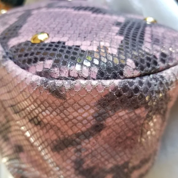 VITTORIA Napoli  pink python embossed  raw leather mini drawstring crossbody bag - Picture 5 of 16